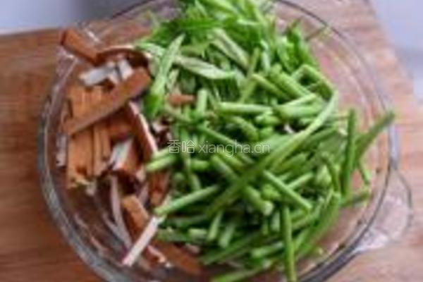 蒜苗豆干炒肉丝的做法图解2
