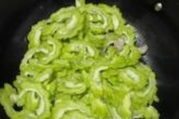 苦瓜炒肉片的做法图解4