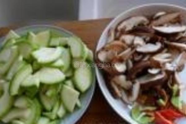 香菇炒西葫芦的做法图解2