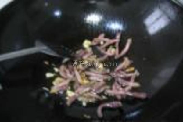 茼蒿杆儿腊肉丝的做法图解4