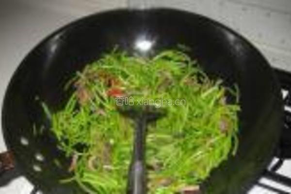 茼蒿杆儿腊肉丝的做法图解6