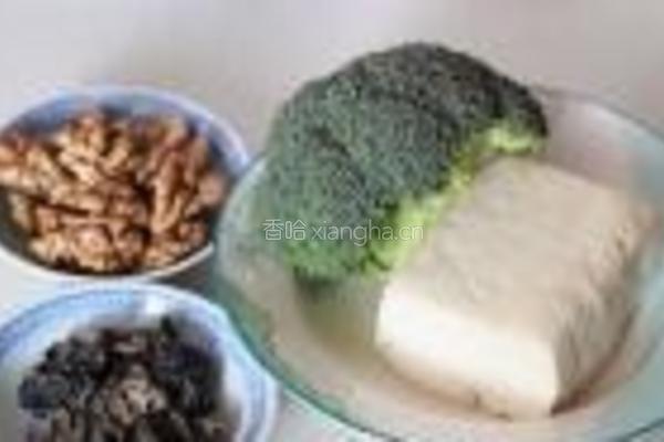 桃仁木耳豆腐煲的做法图解1