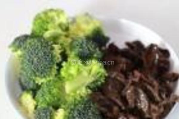 桃仁木耳豆腐煲的做法图解2