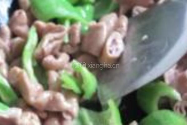 青椒炒肥肠的做法图解4