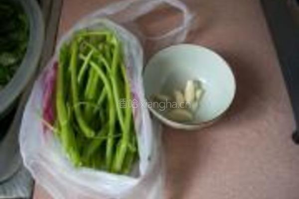 掠拌空心菜梗的做法图解1