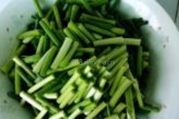 蒜苗炒咸肉片的做法图解1