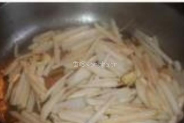 紫色萝卜炒虾米的做法图解2