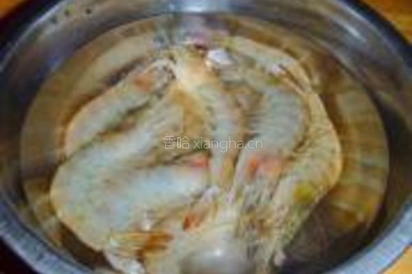 蚝油鲜虾炒芹菜的做法图解1