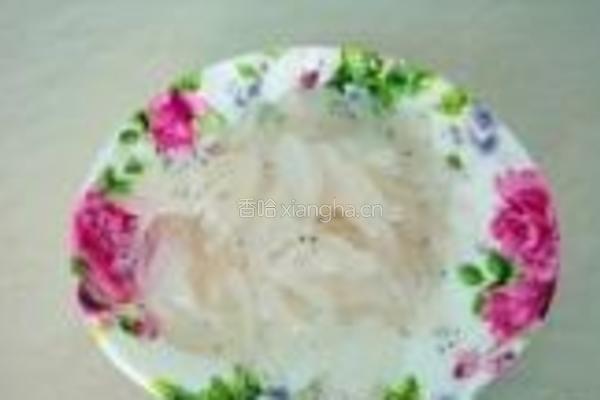 腊肉炒银鱼的做法图解1