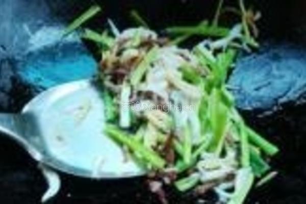 腊肉炒银鱼的做法图解7