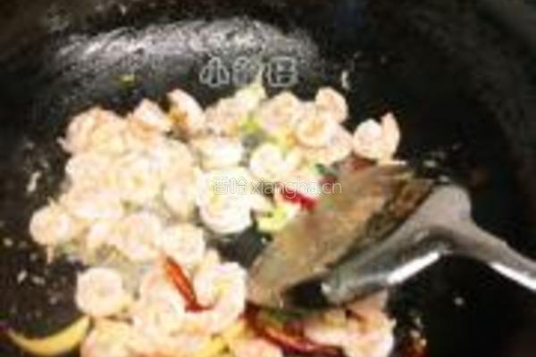 香辣黄瓜玉米虾仁的做法图解2