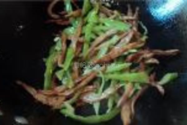 小鱼干圆椒丝的做法图解3