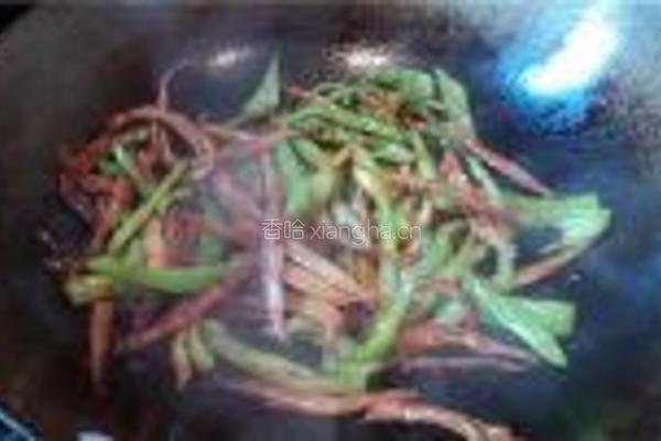 小鱼干圆椒丝的做法图解4