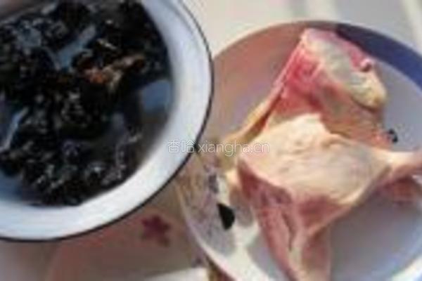 黑木耳干烧鸭的做法图解1