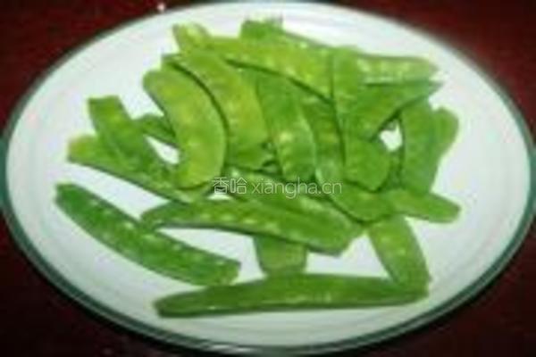 荷兰豆炒木耳的做法图解1