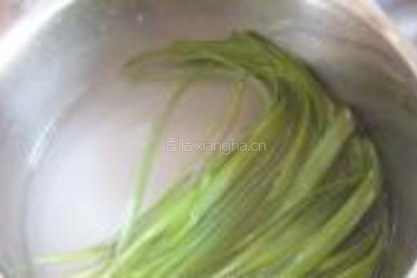 绿豆芽韭菜炒木耳的做法图解1