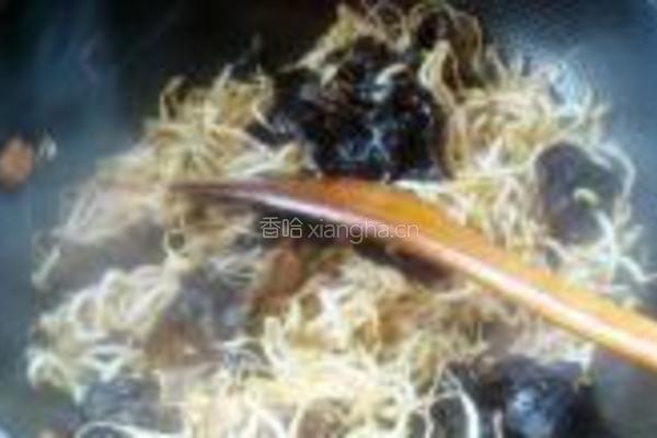 绿豆芽韭菜炒木耳的做法图解5