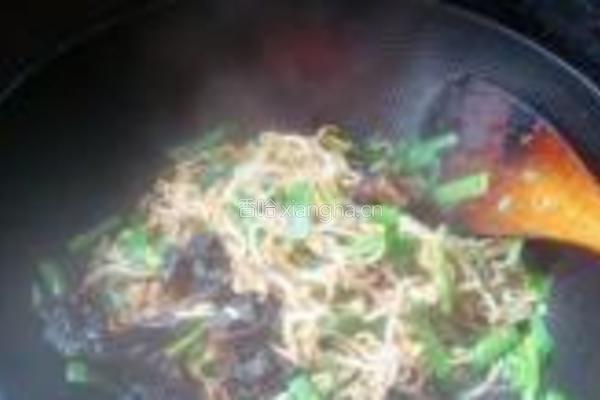绿豆芽韭菜炒木耳的做法图解8