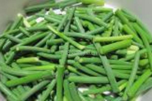 蒜苔炒椒盐小鱼干的做法图解1
