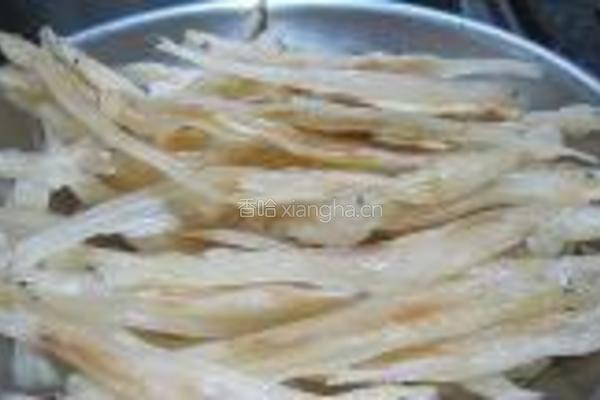蒜苔炒椒盐小鱼干的做法图解2