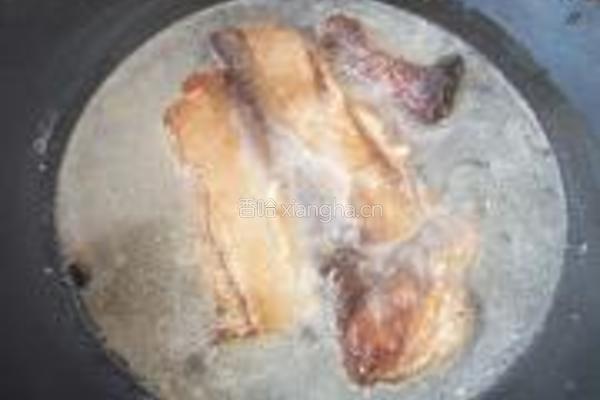 蒜苗炒腊肉的做法图解2