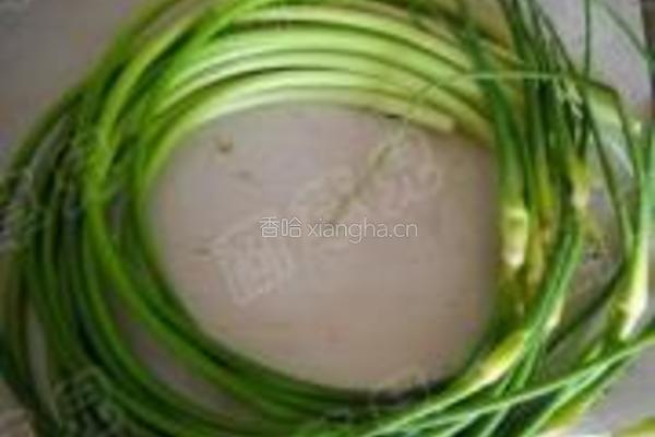 凉拌蒜苗金针菇的做法图解1