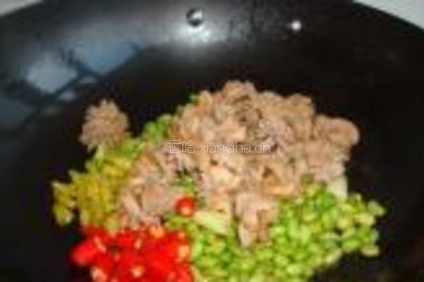 青豆炒鸡胗的做法图解8