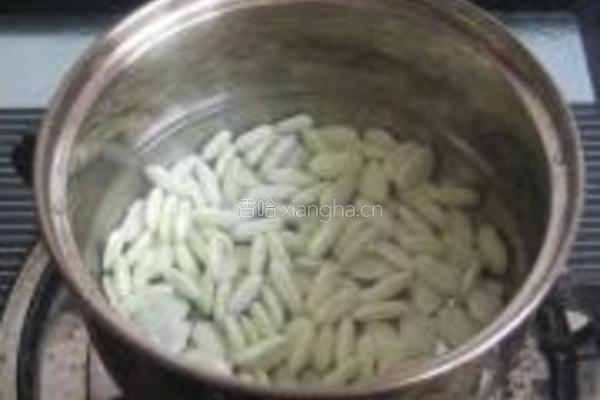 包瓜炒洋扁豆的做法图解2