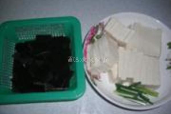 海带豆腐鲫鱼汤的做法图解1