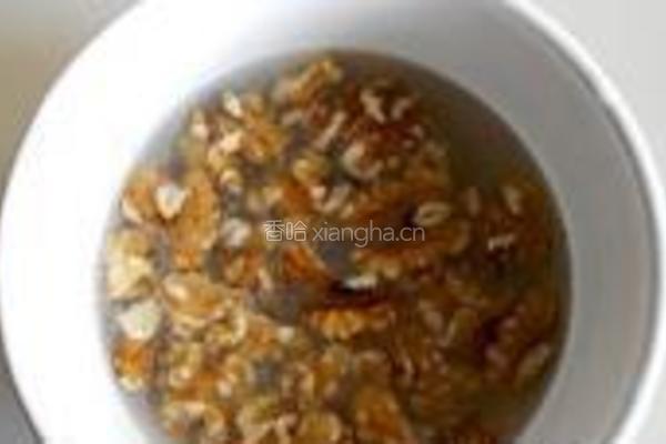 双椒桃仁鸡丁的做法图解2