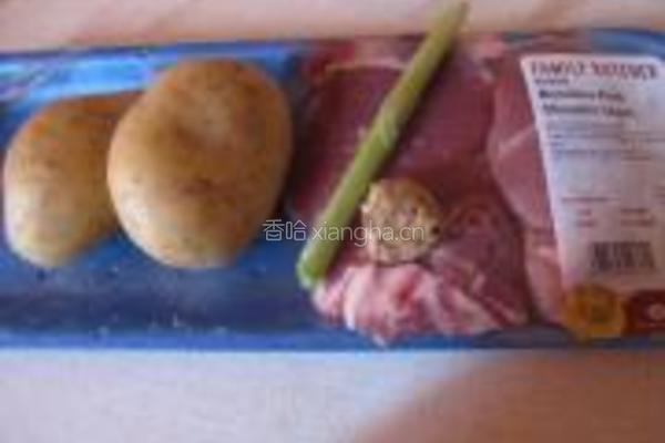 土豆烧猪肩肉的做法图解1