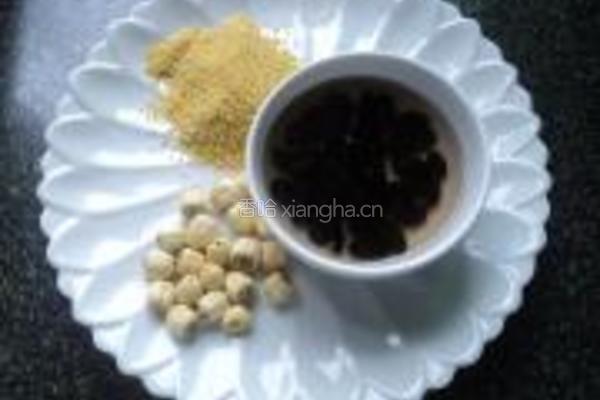 小米黑豆莲子粥的做法图解1