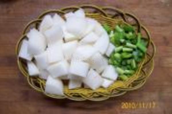 蒜苗红烧白萝卜的做法图解3