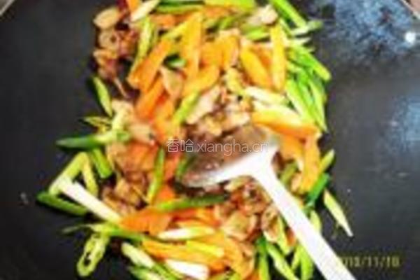 胡萝卜蒜苗回锅肉的做法图解8