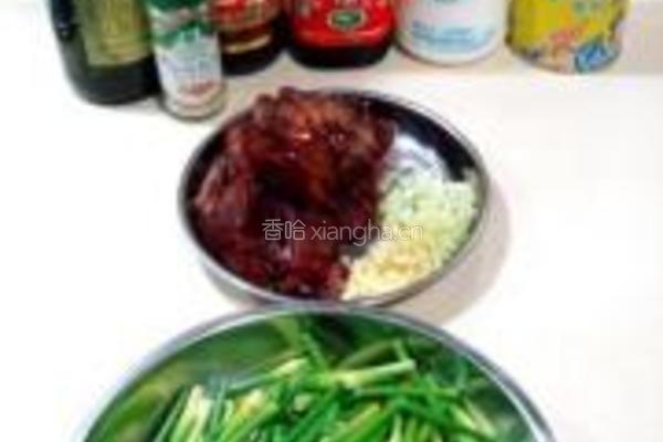 麻辣香肠炒蒜苗的做法图解1