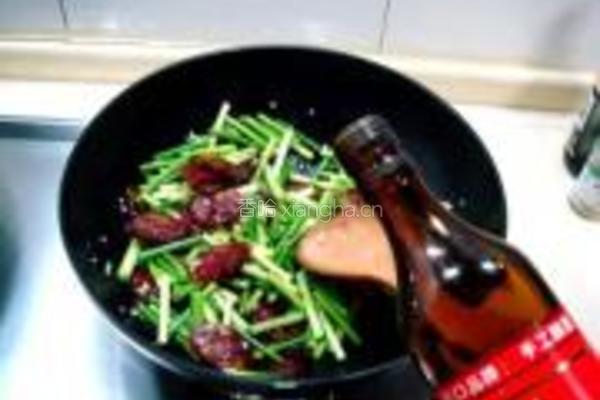 麻辣香肠炒蒜苗的做法图解3