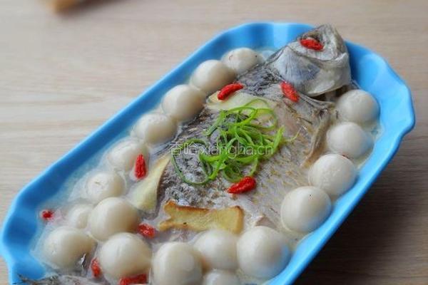 鲫鱼炖汤圆