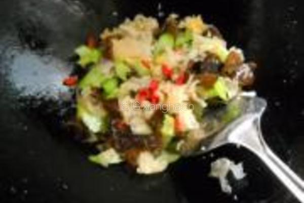 银耳西芹枸杞子的做法图解6
