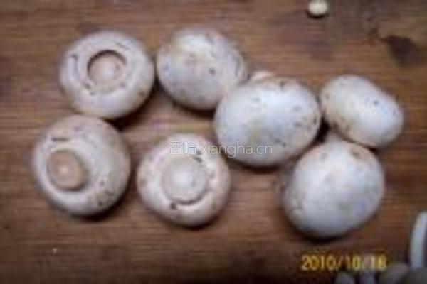 香菇排骨山珍汤面的做法图解1