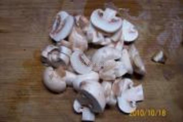 香菇排骨山珍汤面的做法图解2