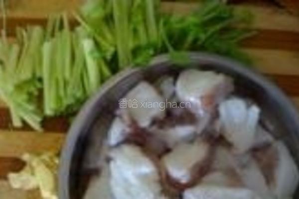 鱿鱼炒芹菜的做法图解2