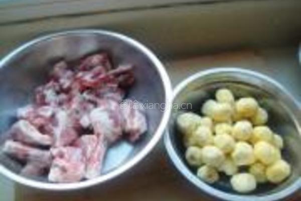 猪排炖土豆的做法图解1