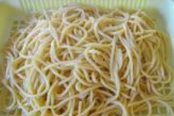 荷兰豆鸡腿炒面的做法图解1