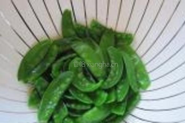 荷兰豆鸡腿炒面的做法图解2