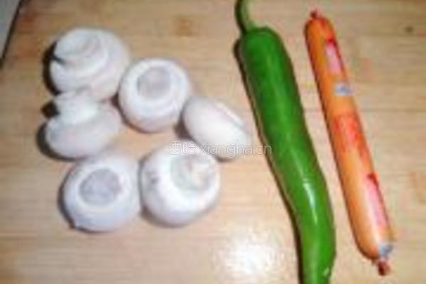 香肠口蘑菠菜面的做法图解1