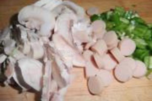 香肠口蘑菠菜面的做法图解2