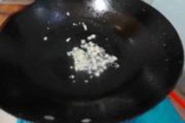 香肠口蘑菠菜面的做法图解3
