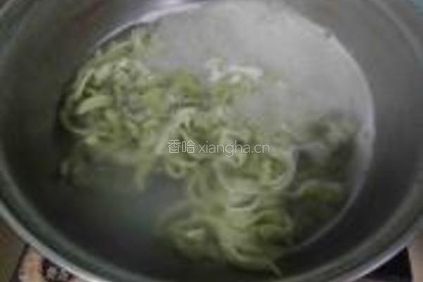 香肠口蘑菠菜面的做法图解5
