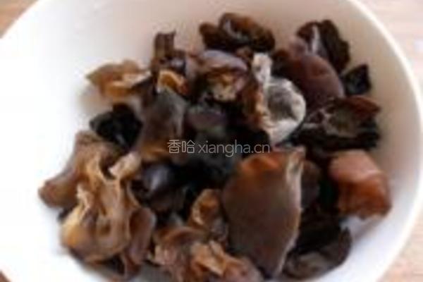 马蹄鸡球木耳汤的做法图解4