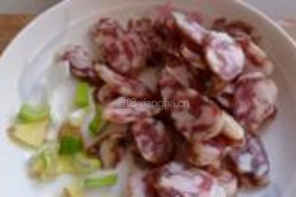 香肠炒大蒜的做法图解3